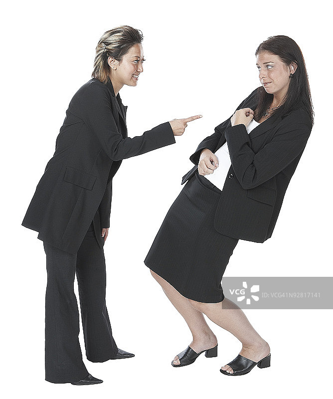年轻女人指着另一个人进行恐吓图片素材