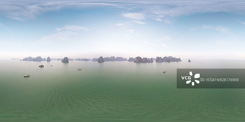 越南下龙湾的斗鸡石图片素材