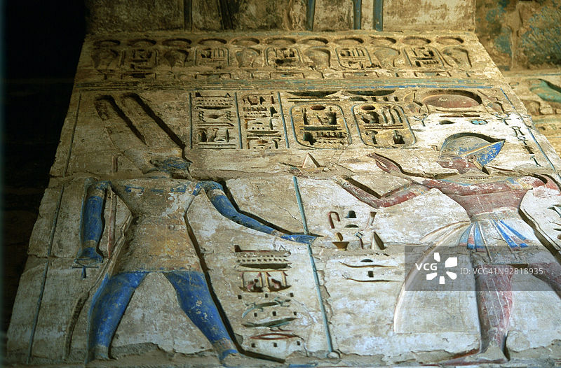 拉美西斯二世神庙的古埃及彩绘浮雕图片素材