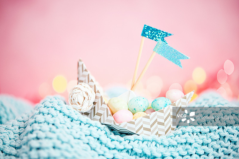 装满迷你复活节彩蛋的手工折纸船图片素材