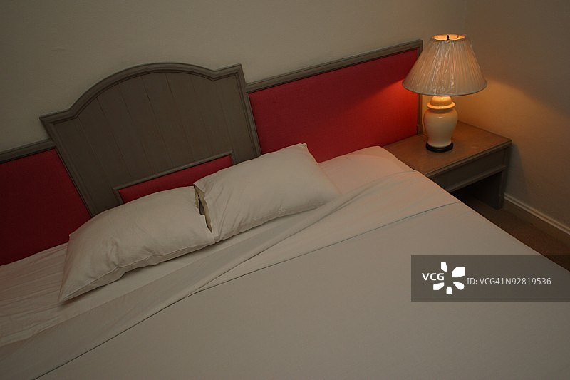 家里靠墙的床图片素材