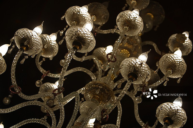 黑色背景下圣诞装饰的特写镜头图片素材