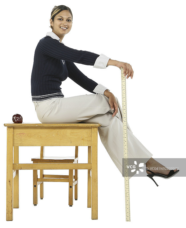 坐在凳子上的女人图片素材