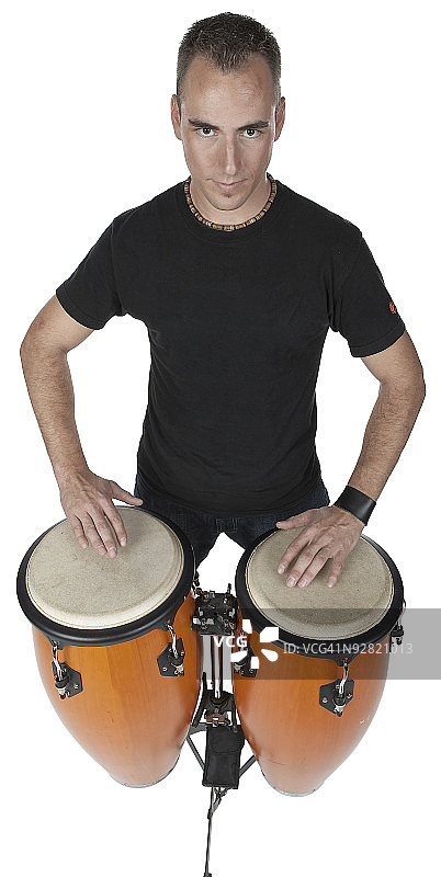 男人演奏邦戈鼓图片素材