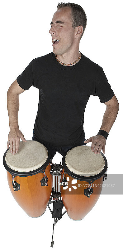 男人演奏邦戈鼓图片素材