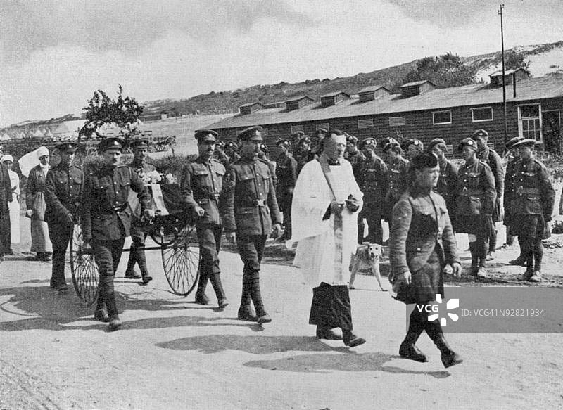 一战时期军队牧师主持葬礼图片素材