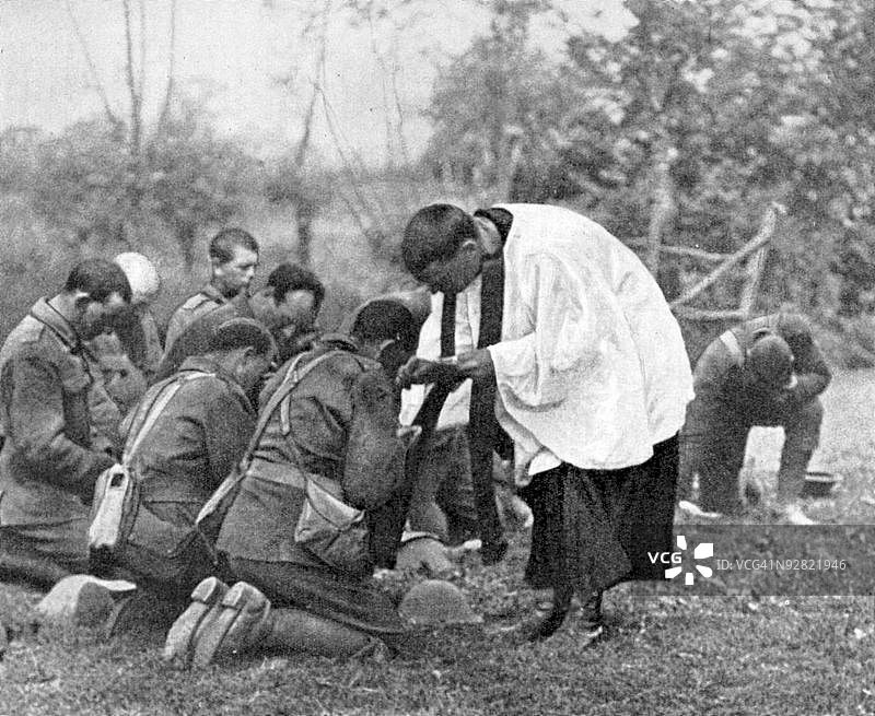 一战期间的军队牧师与新西兰士兵进行圣餐仪式图片素材