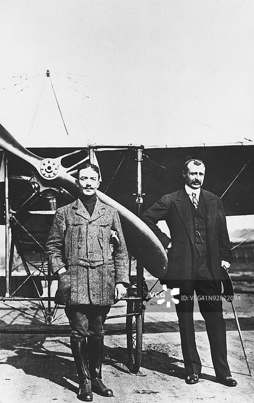 法国飞行员路易·布莱里奥和阿道夫·佩古，1909年7月图片素材