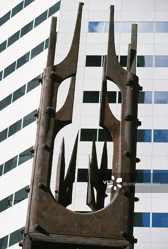 办公楼旁的锈迹斑斑的雕塑图片素材