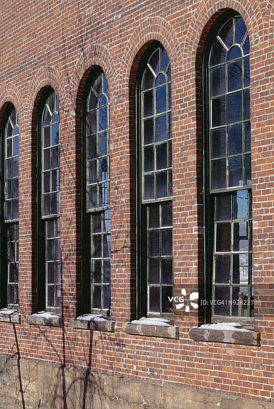砖砌建筑中的拱形窗户图片素材