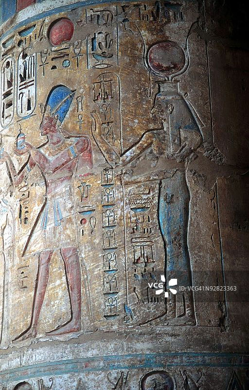 埃及女神伊西斯与图特摩斯三世国王图片素材