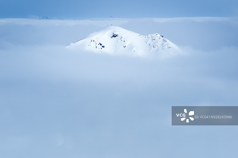 阳光下的雪山顶峰景观图片素材