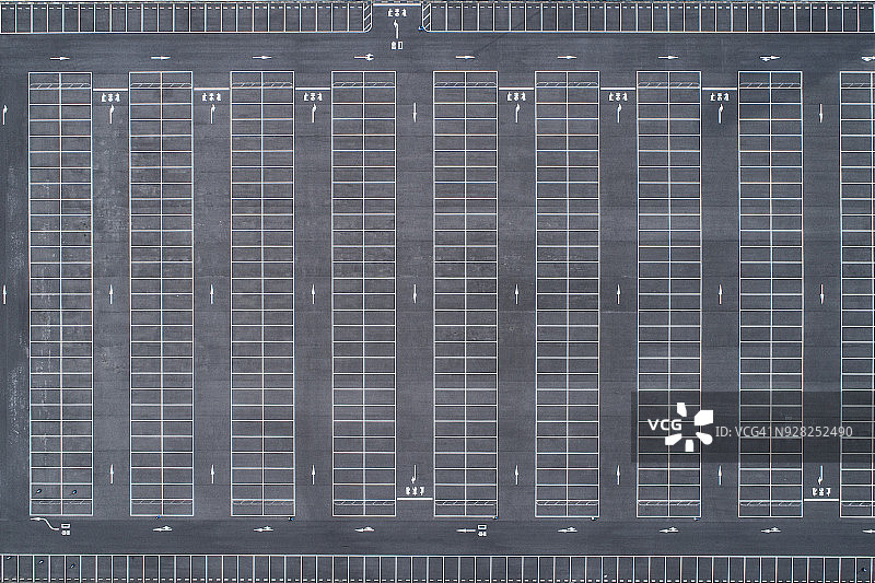天空视角的停车场图片素材