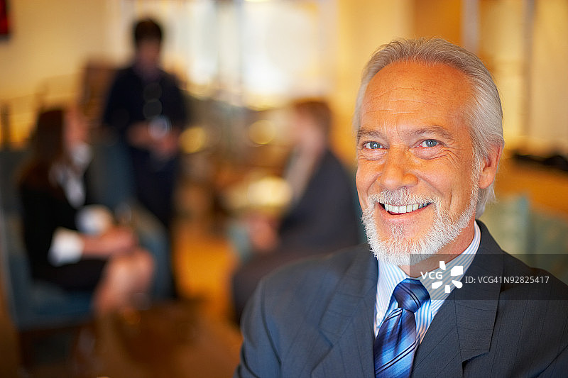 微笑的男商人摆姿势图片素材