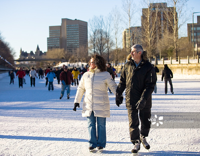 情侣在加拿大渥太华里多运河滑冰图片素材