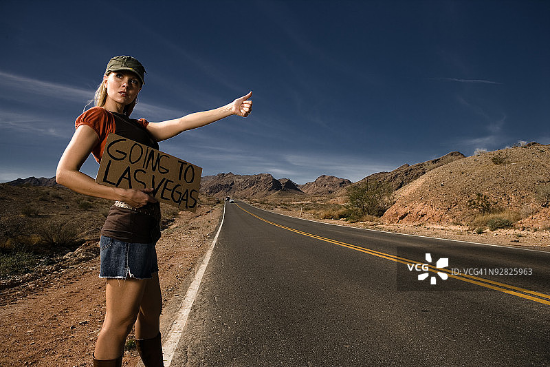 搭车去拉斯维加斯的举牌女人图片素材