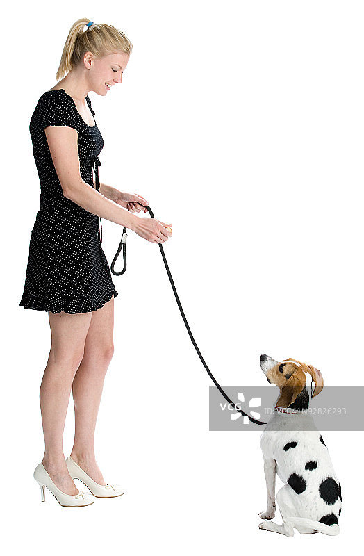 用皮带牵着狗的女人图片素材
