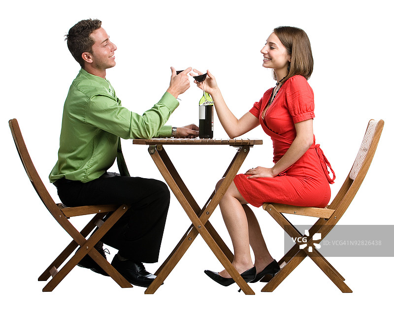 情侣坐在桌旁喝葡萄酒图片素材