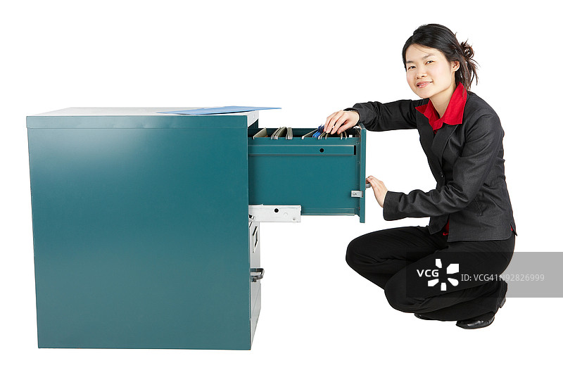 女商人在查看文件柜图片素材