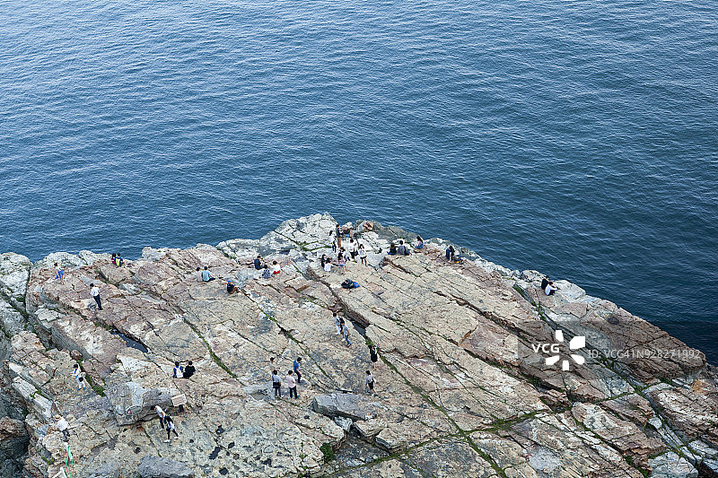 泰宗台悬崖上的众多人群（高角度）图片素材