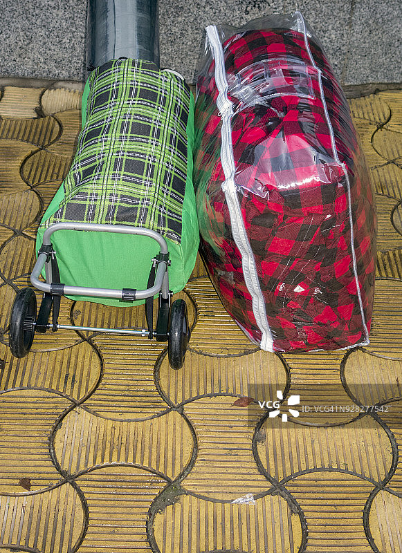 土耳其马尔马里斯地区：带红色羽绒被的购物车图片素材