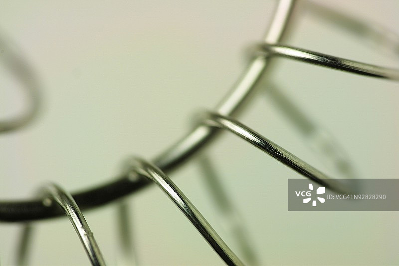 灰色背景下的金属特写镜头图片素材