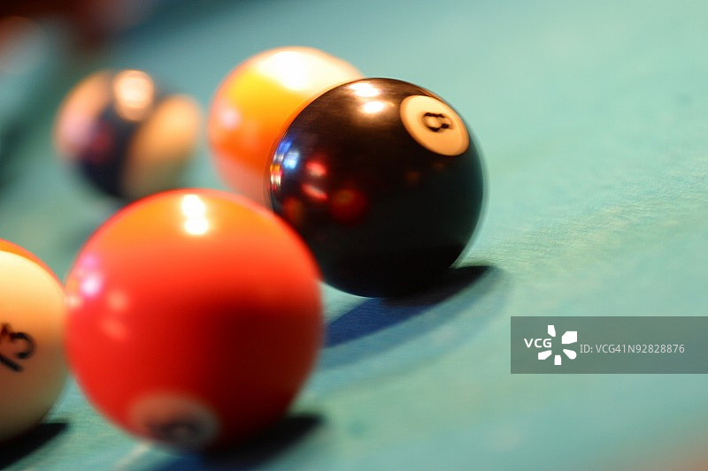 桌上台球的特写镜头图片素材