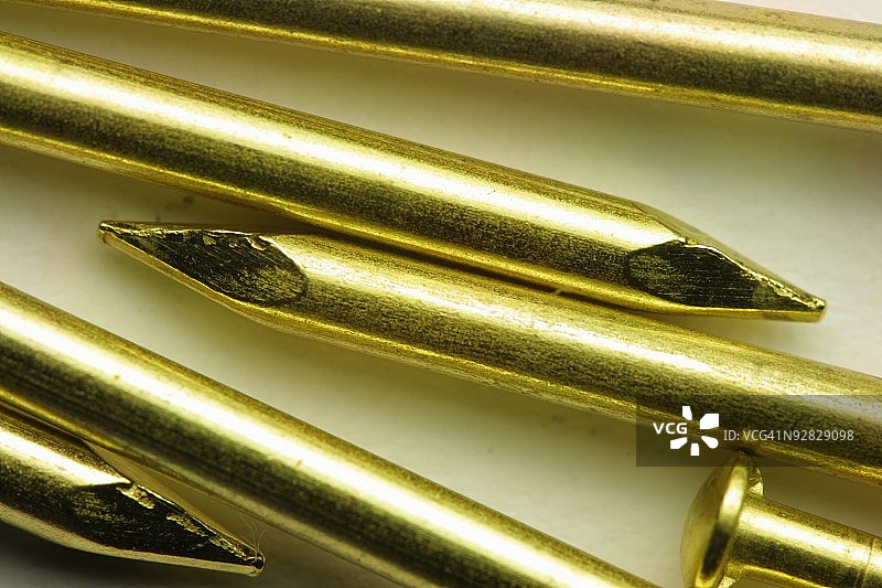 桌子上子弹的特写镜头图片素材