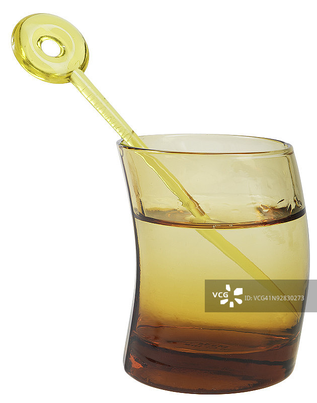 琥珀色玻璃杯与搅拌棒图片素材