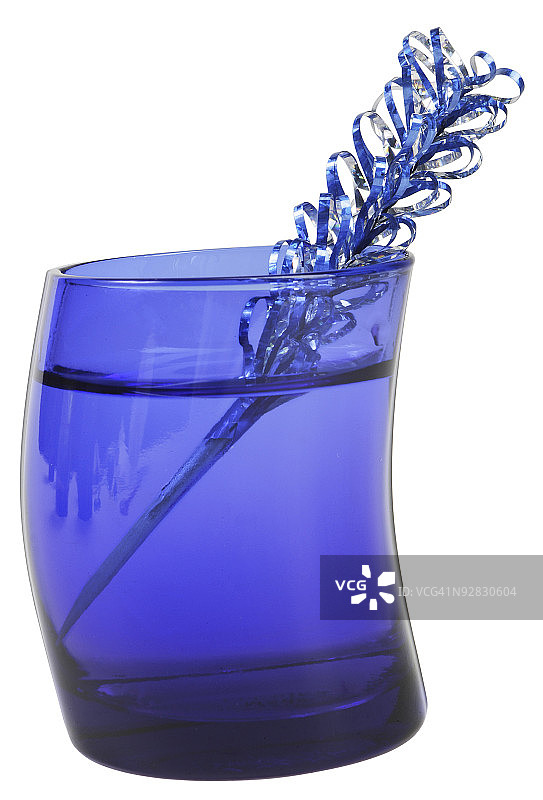 弯曲玻璃杯中的饮料与装饰牙签图片素材