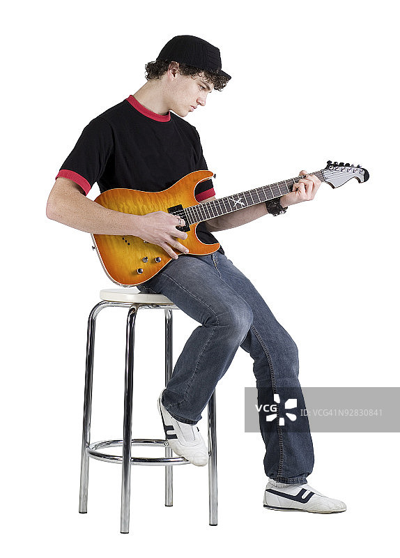 坐在凳子上的青少年音乐人图片素材