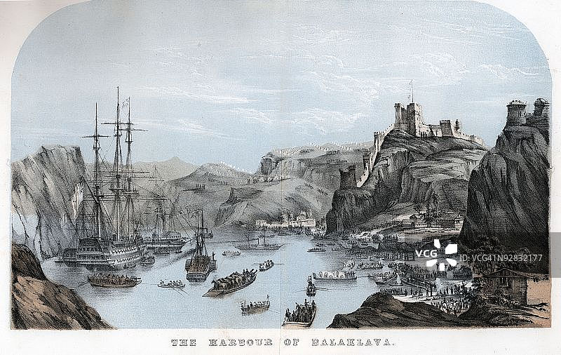 描绘克里米亚战争期间巴拉克拉瓦港口的彩色石版画图片素材