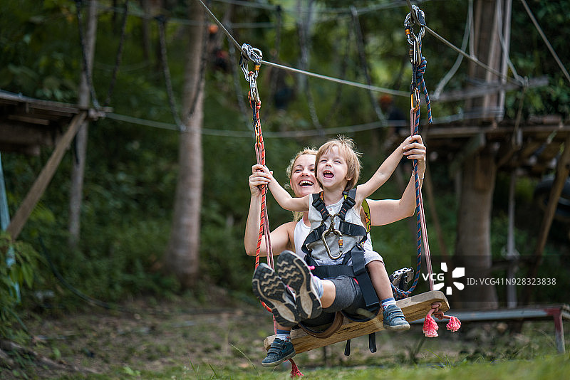 在树冠上玩耍的快乐母子图片素材