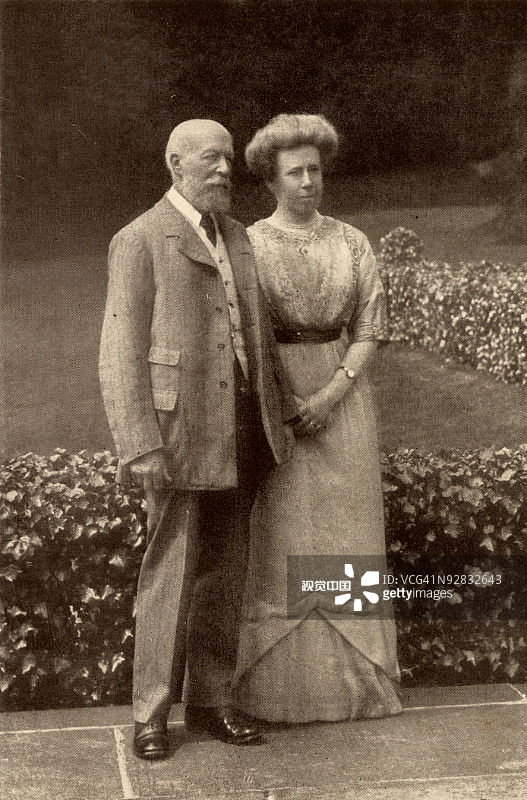 乔治·吉百利和他的妻子在户外摆姿势图片素材