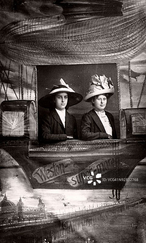 在模拟气球中摆姿势拍摄工作室照片的女人图片素材