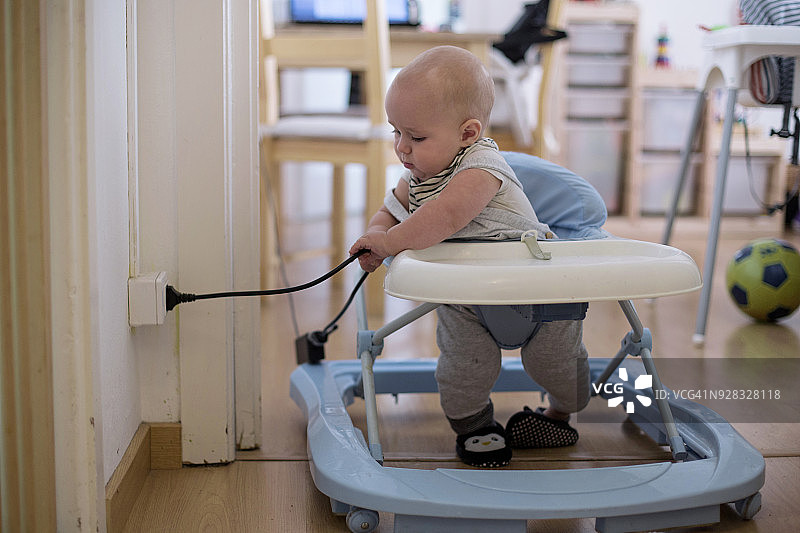 宝宝在家玩电源线图片素材