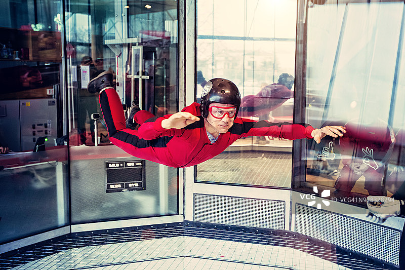 在风洞中自由飞行图片素材