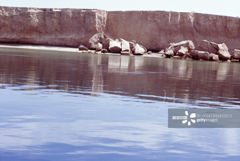 突尼斯湖岸边的岩石图片素材