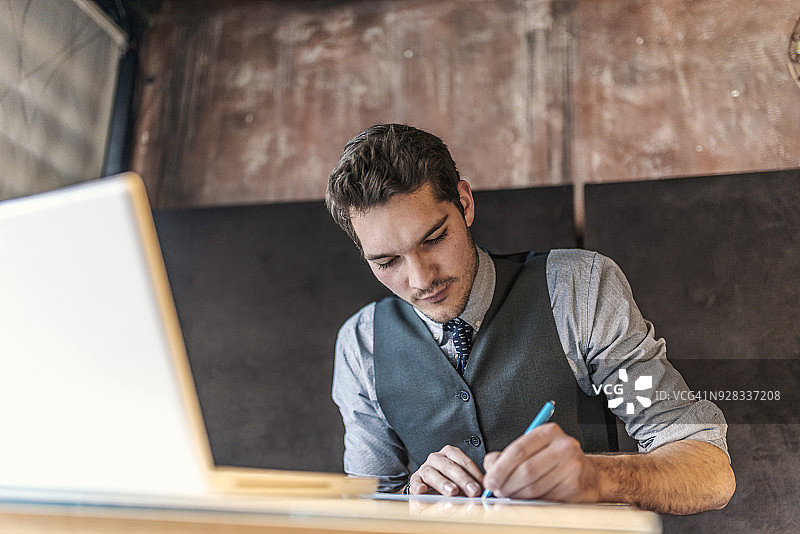 男人学习中休息图片素材