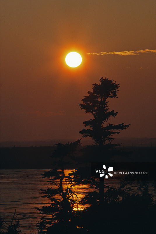 魁北克省北岸湖泊上的美丽日落景色图片素材