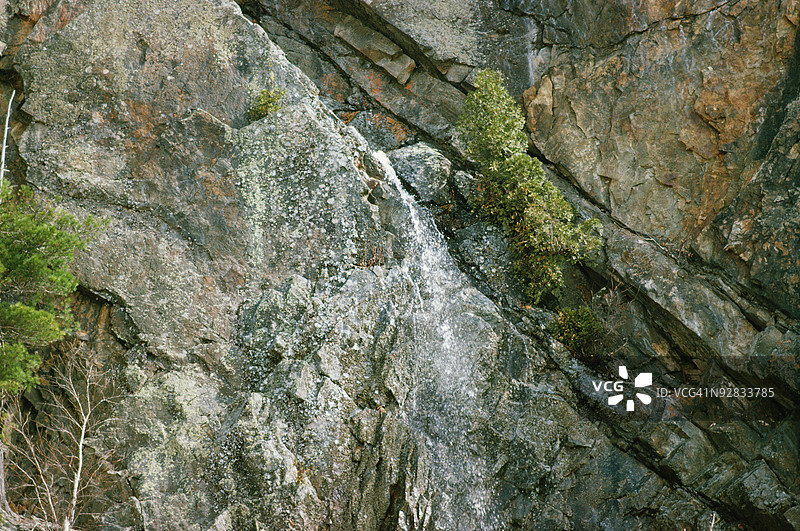 法国布列塔尼的陡峭岩石悬崖图片素材