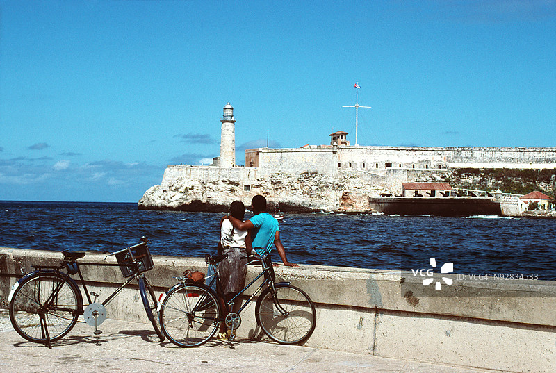 一对情侣俯瞰古巴的堡垒图片素材