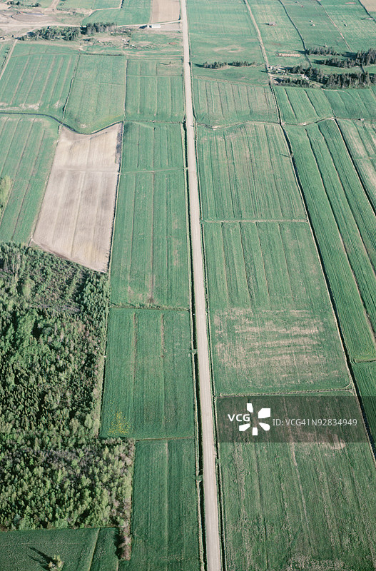 穿过农田的高速公路图片素材