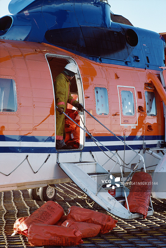 飞机楼梯上的人图片素材