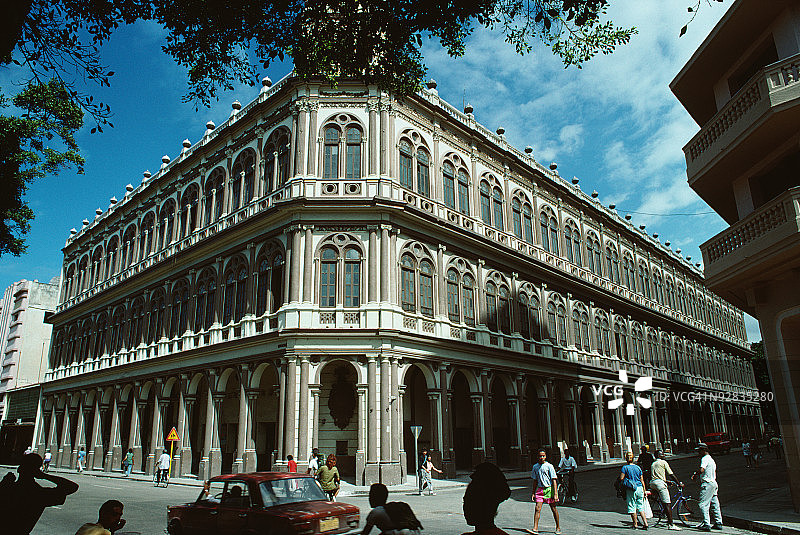 古巴繁忙街道上行走的人群图片素材