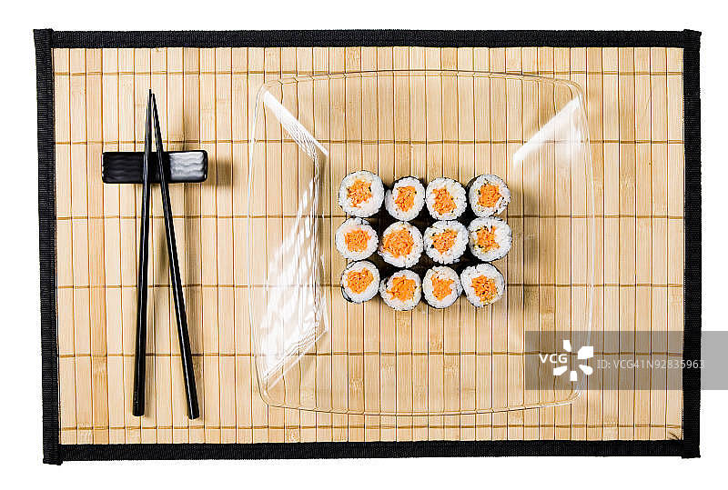 餐垫上的寿司展示与筷子图片素材