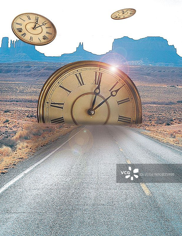 沙漠公路上的飞行时钟图片素材