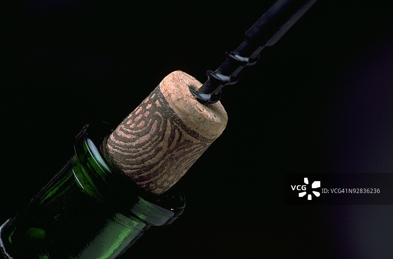 黑色背景下的金属特写镜头图片素材