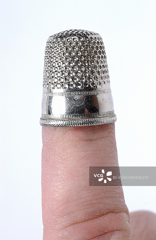 白色背景下不规则手持话筒图片素材