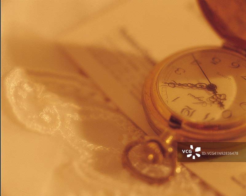 书上怀表的特写镜头图片素材